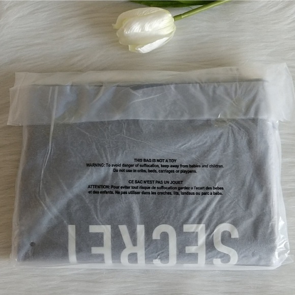 🛍️BEAUTIFUL VICTORIA'S SECRET TOTE.NWT - Picture 3 of 3